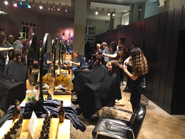 Earth Month 2016: barbers sammelt  2517,- € Spenden für Nepal!